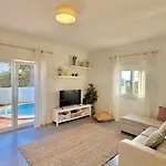Yellow House Ericeira بيت للعطل